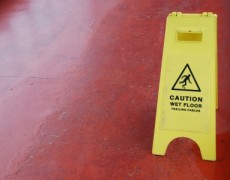Il caso fortuito e il danno per la rovinosa caduta sul pavimento bagnato e insaponato di un’attività commerciale