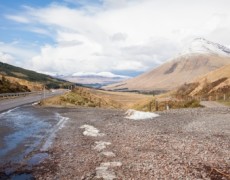 Con fondo stradale ghiacciato il gestore autostradale è tenuto a risarcire i danni subiti dai veicoli qualora non riesca a provare il caso fortuito